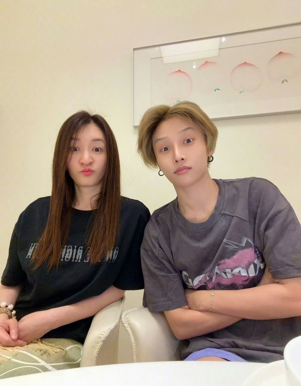 刘雨昕回复李小冉啊啊啊这是什么神仙互动！雨昕给小冉当咖啡师也太有爱了吧～刘雨昕