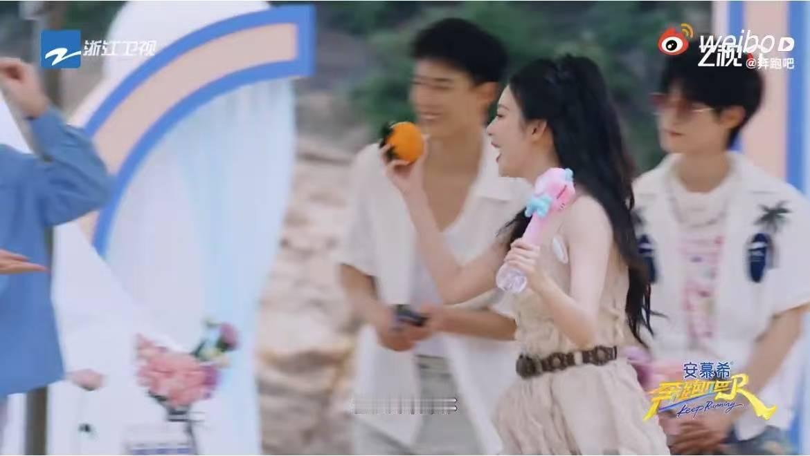 王楚然喊白鹿宝贝奔跑吧王楚然和白鹿的甜蜜暴击谁扛得住！一声“宝贝”加手牵手，这波