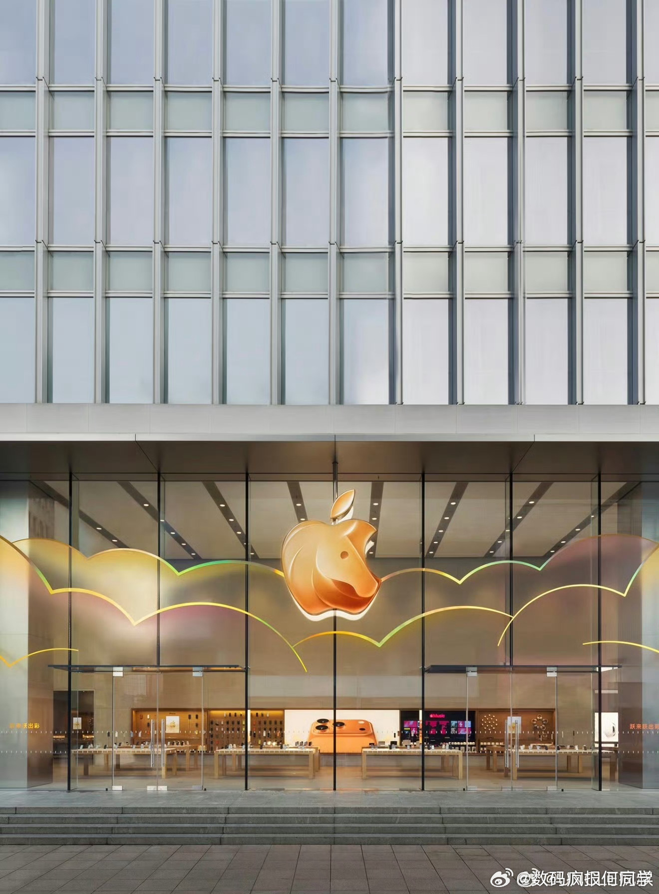 国内多家Apple Store已经换上了马年专属店招 