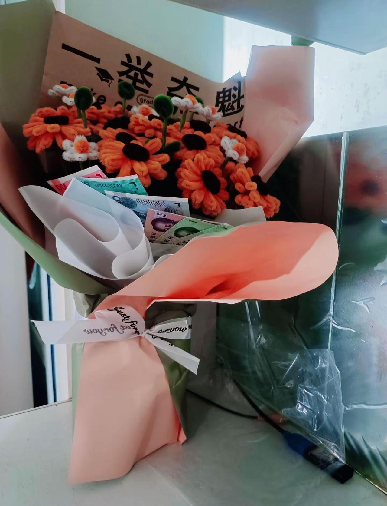 九年苦读落幕，捧着一束自己和妹妹偷偷扭的向日葵迎接我的少年中考收官，不问分数只愿