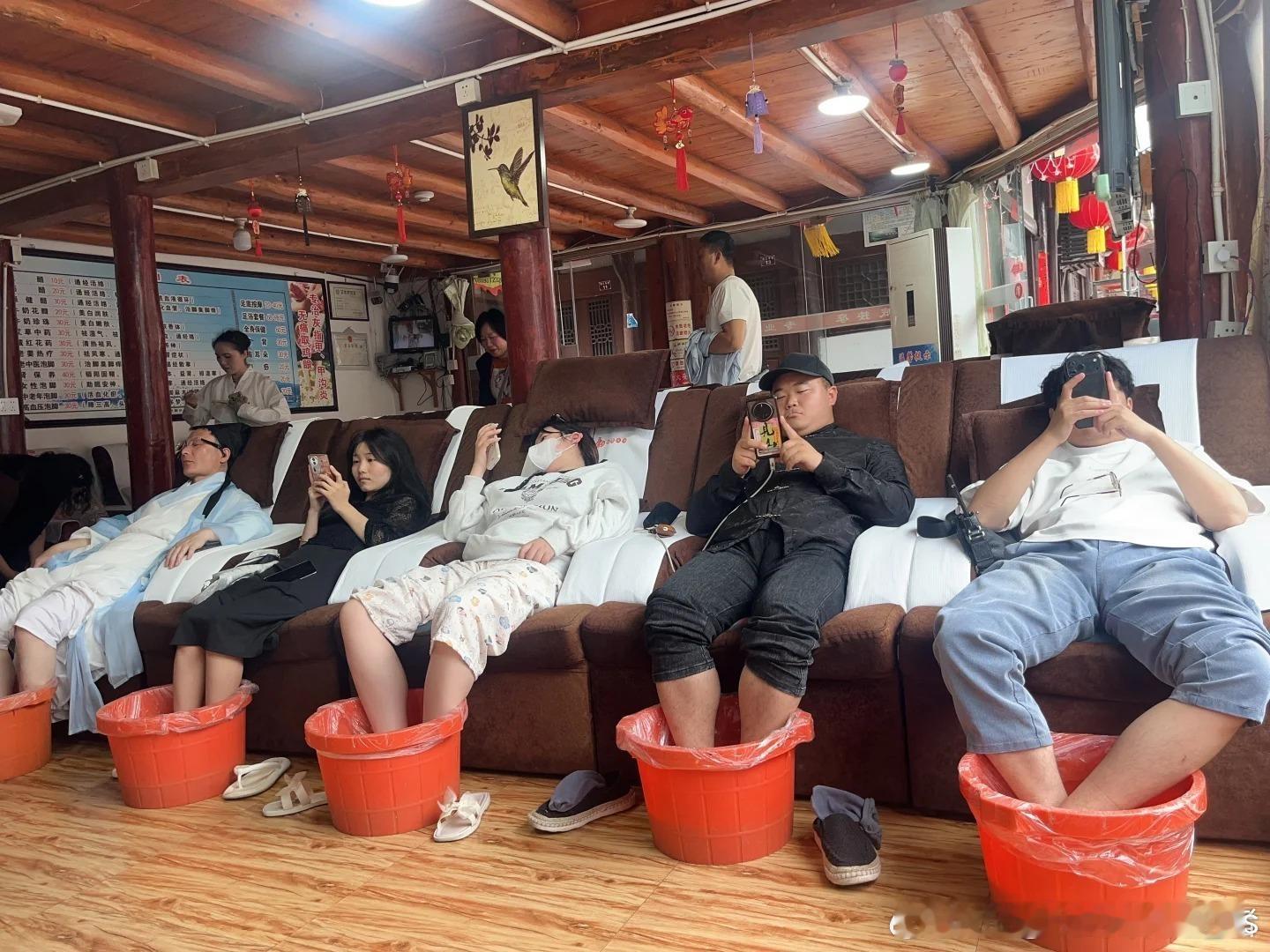 五一来四川阆中体验用醋泡脚 阆中不止有古城韵味，还有这份独特的“醋疗”！逛累了就