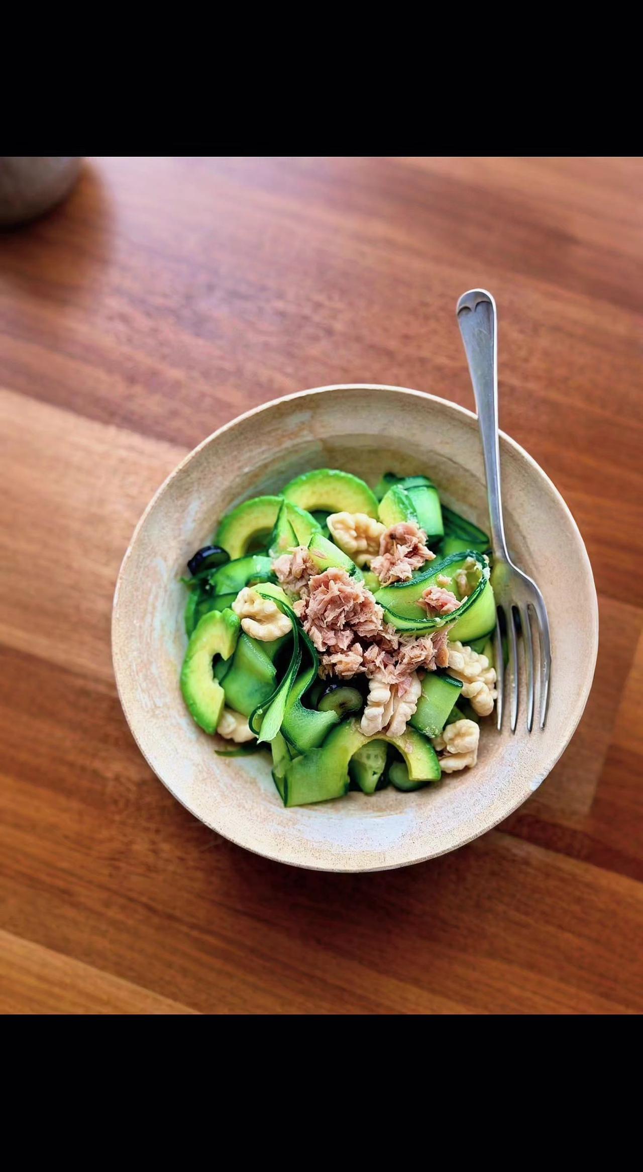 🥑木盘里的春天在打滚！牛油果像云朵轻软，金枪鱼碎是海的絮语🌊。一口咬下，阳光