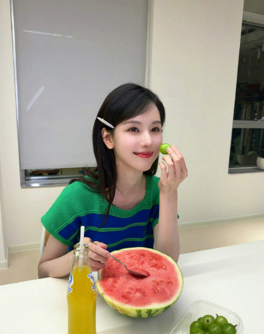 陈都灵夏天的第一口西瓜 夏天的第一口西瓜🍉 好甜 
