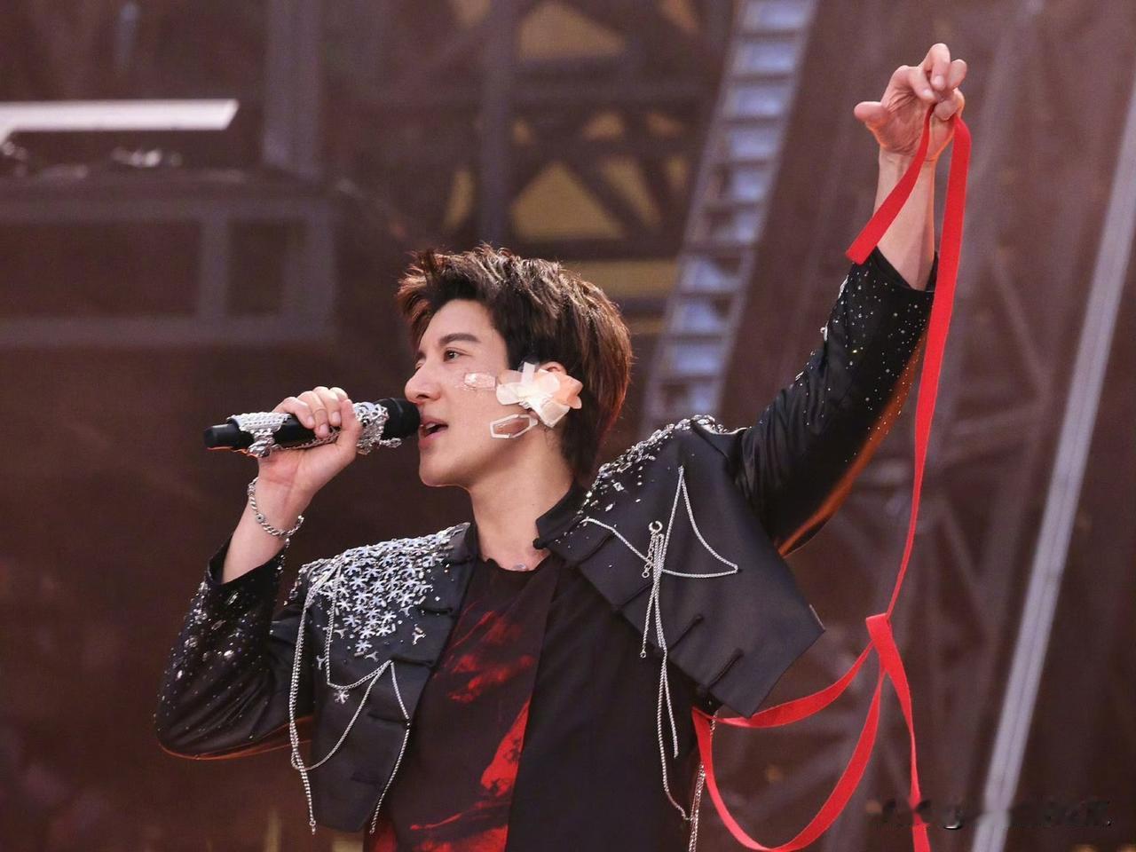 王力宏
我能接受他到处开演唱会
也能接受他随便唱两首
但我真的接受不了，他把自己