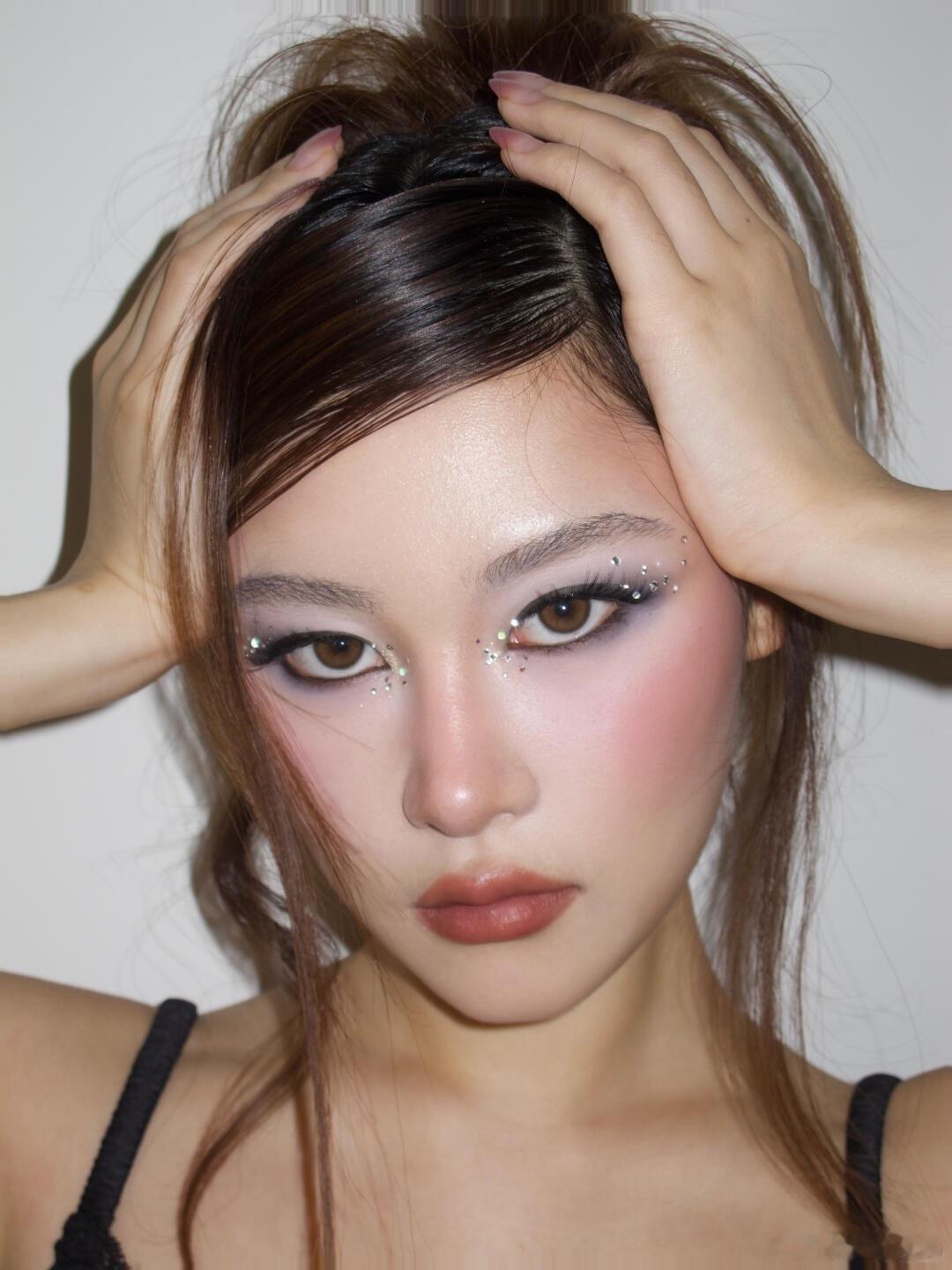 陈嫣冉[超话]明星陈嫣冉艺术家气质穿搭时尚颜值美女 ​​​