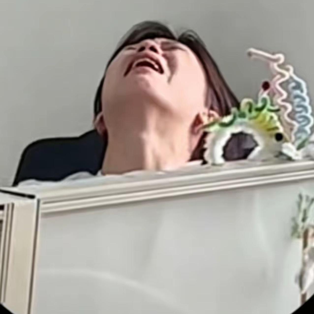 深圳一小学老师改作业改到崩溃大哭，居然直接冲上热搜，百万网友看完直呼“这才是真正