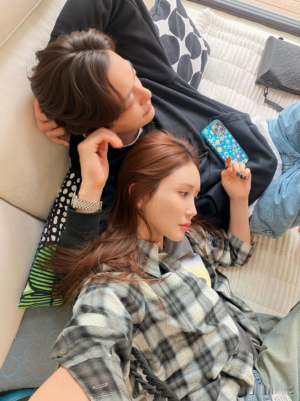 近日，演员李多海在Instagram上传了多张照片，并配文“宅家模式。”

公开