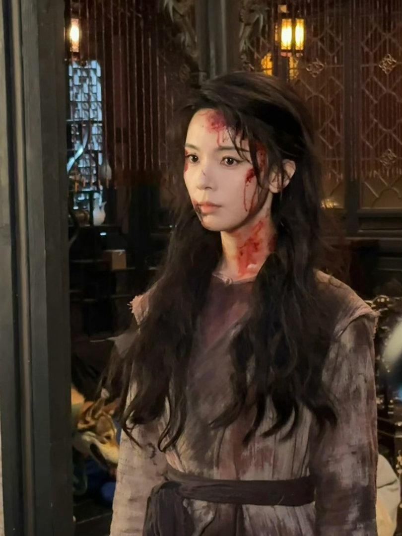 陈瑶倒吊威亚霍仙姑对得起陈瑶的努力 花絮里她素颜、头发随意扎起，穿着瑜伽裤在空中