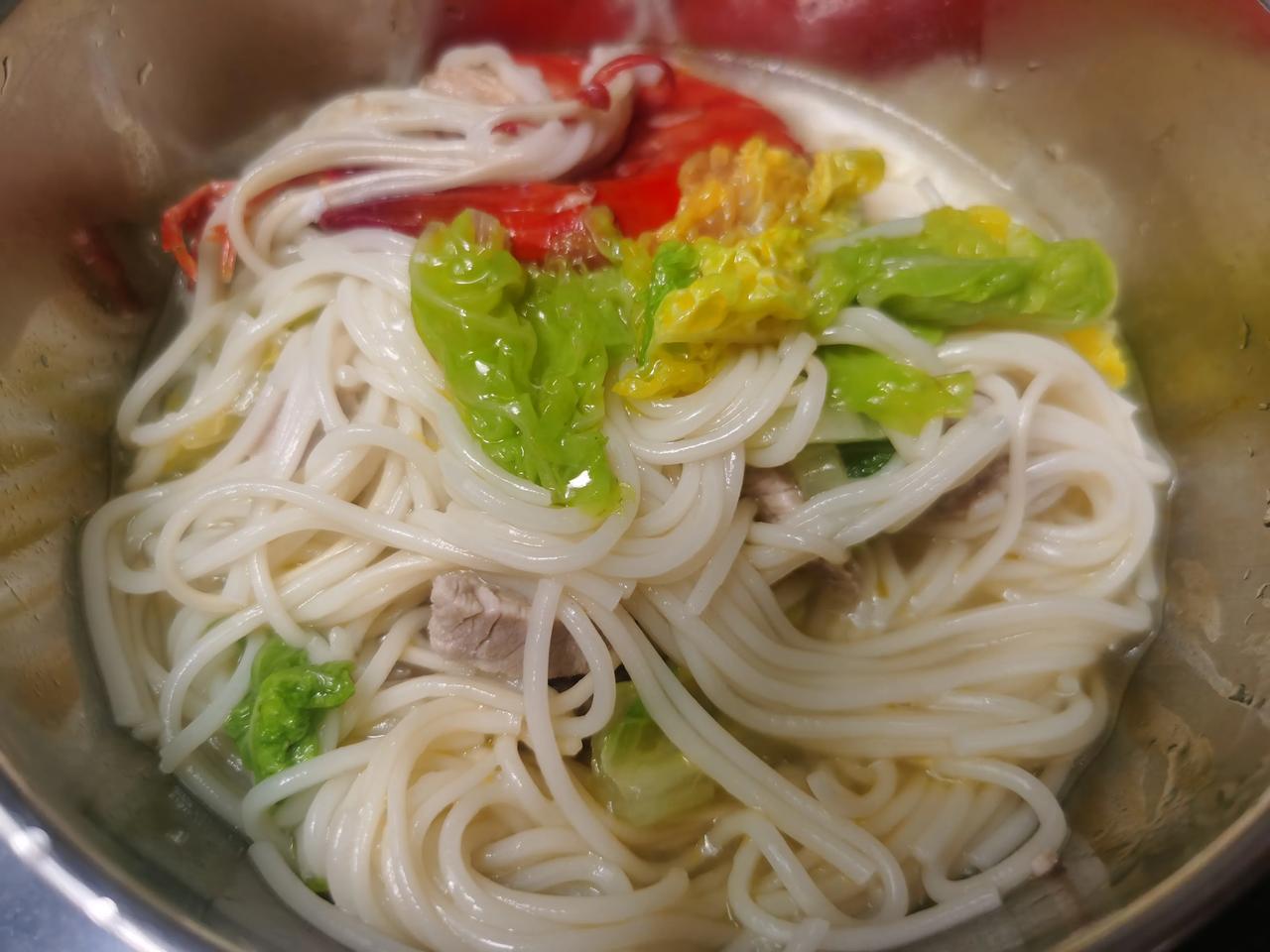#秋日生活记录# 今天一大早就下起大雨，去幼儿园的马路都淹满了水。早上送完小孩上