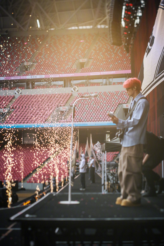 李荣浩杭州彩排Day1杭州的晚风，遇见李荣浩的歌声。彩排Day1，先听为快，越听