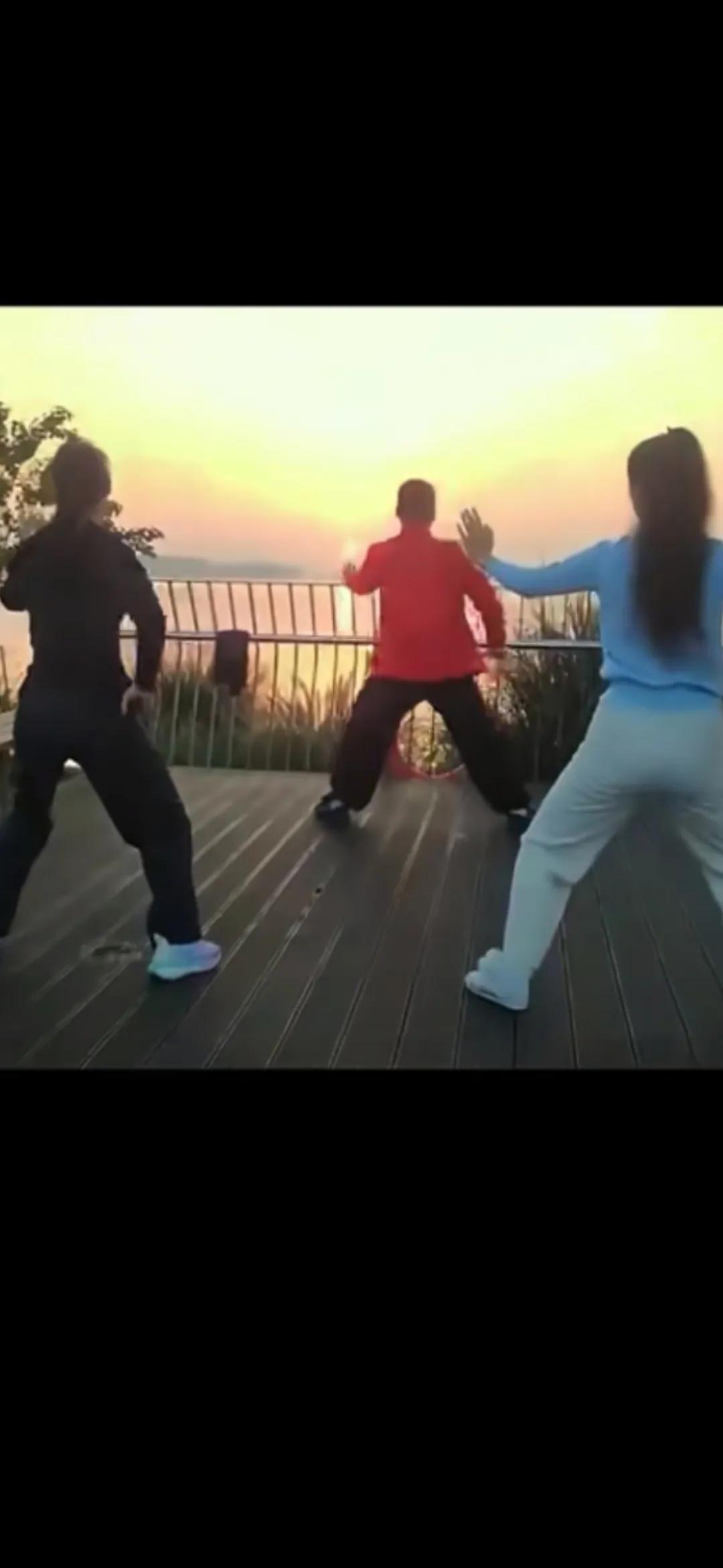 晨光中的太极练