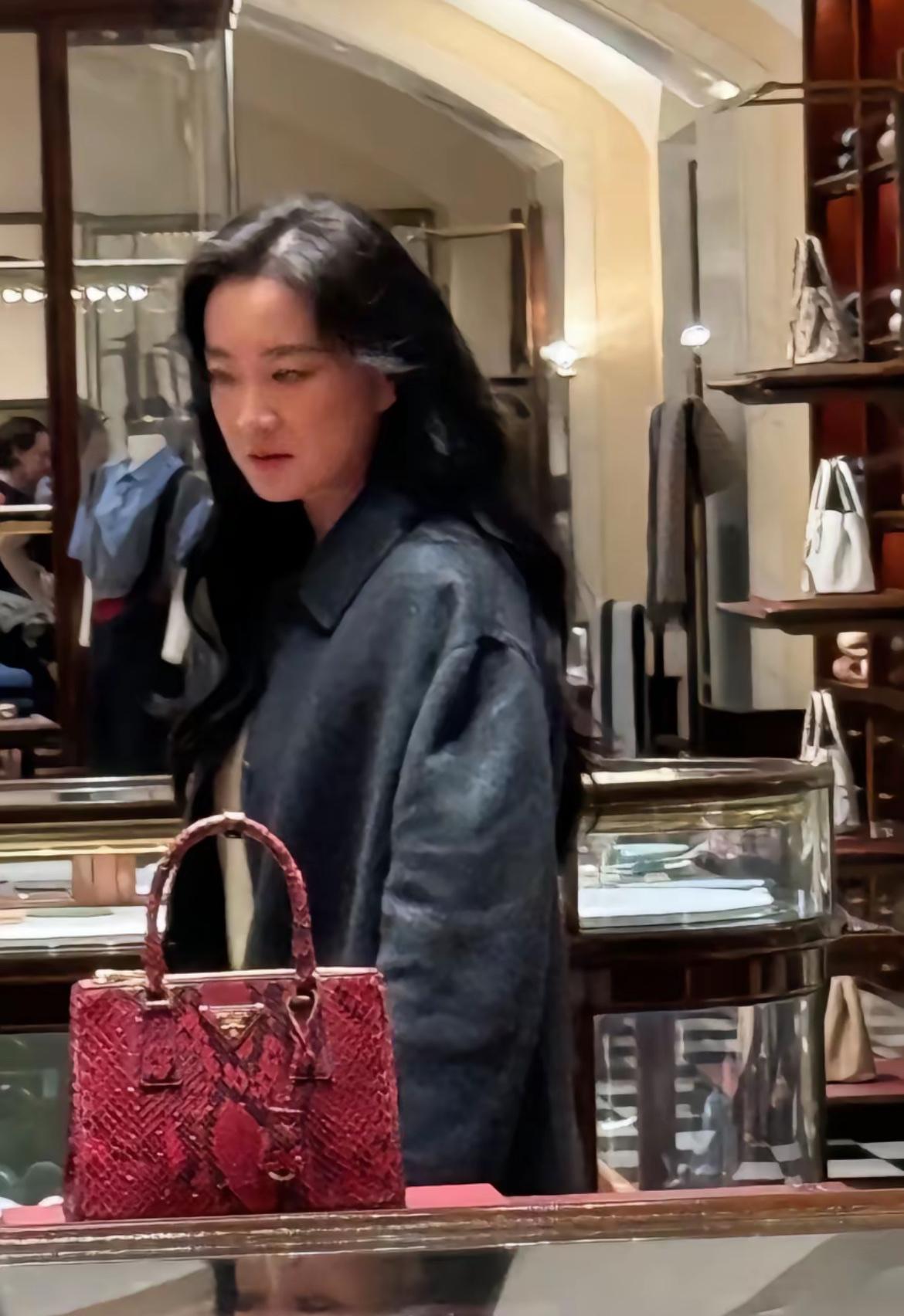43岁的贾玲在意大利奢侈品购物，让人感觉她以前的性格都是“演”的，原来 人美了骨