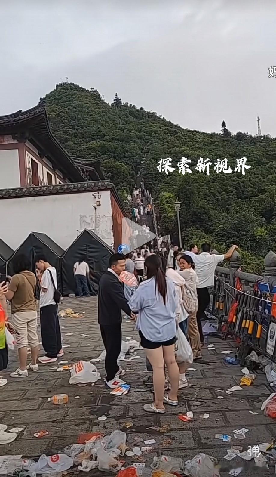 “天啊！难以置信，还有这样的景区！”眼里的美景，心里的肮脏。（如下图所示）） 山