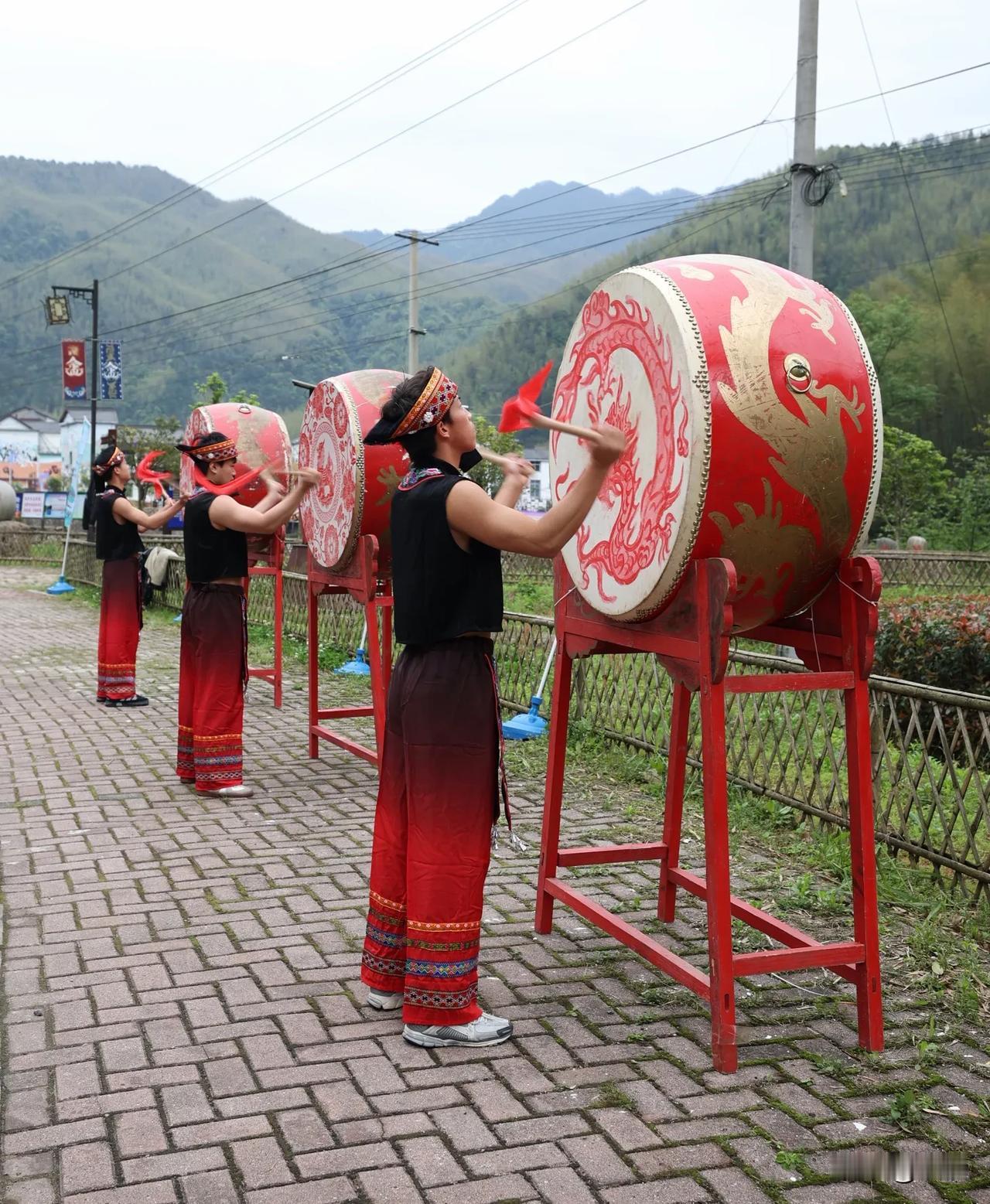 热闹的五府山三月三

船坑村坐落在五府山东南，是畲族聚集地。因四面环山，村落酷似