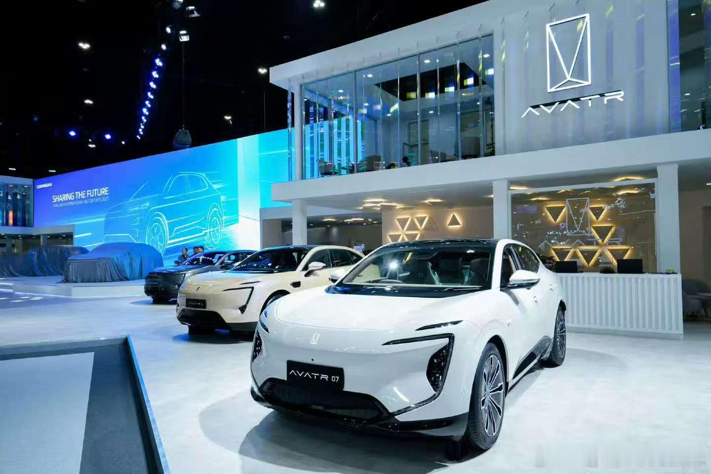 在车展的光影里，阿维塔07以极简线条勾勒未来感——纯白车身流转着科技质感