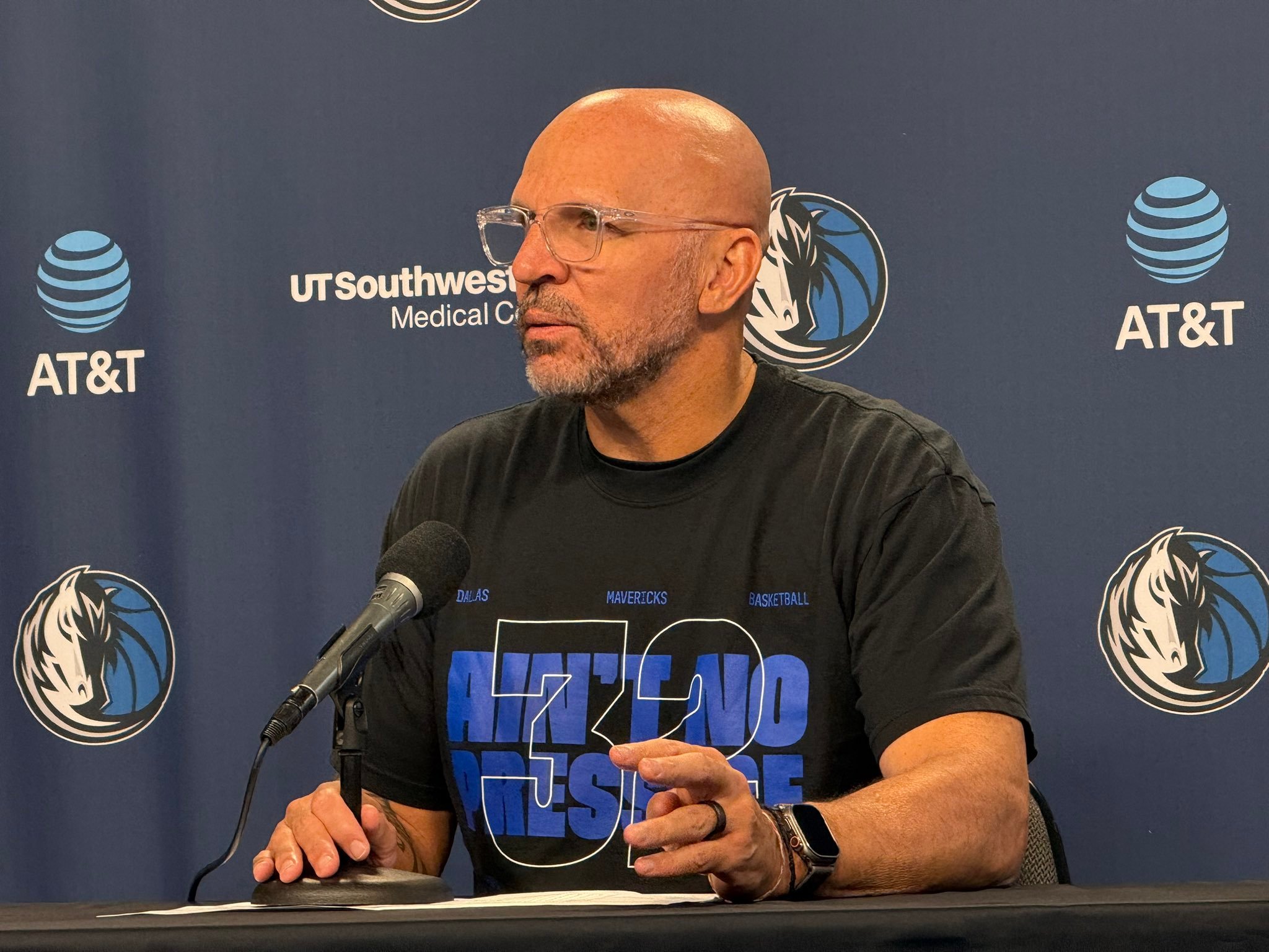 被驱逐的基德赛后穿着弗拉格的 32 号T恤，支持弗拉格。基德：相比乔丹新秀年的表