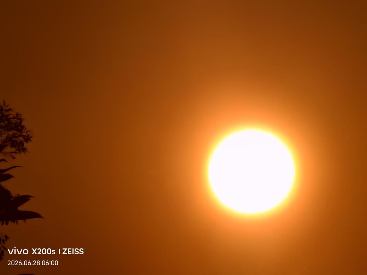 记录我的2026从早上初升的太阳染红天际的强度，不难预测今天的气温不会低过33度