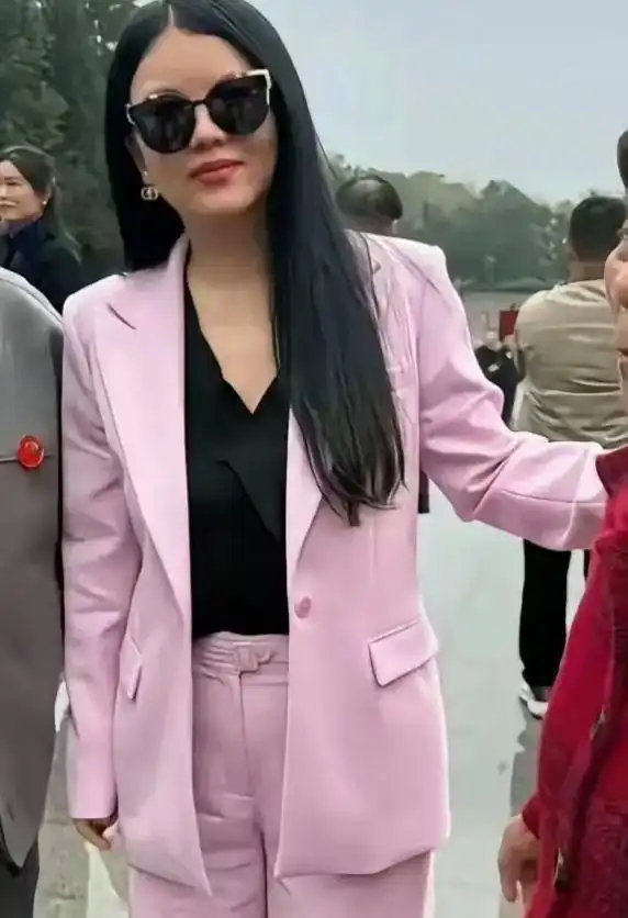 时隔半年，李湘瘦成了水蛇腰，脸整整小了一圈，女儿反倒胖了一圈 
