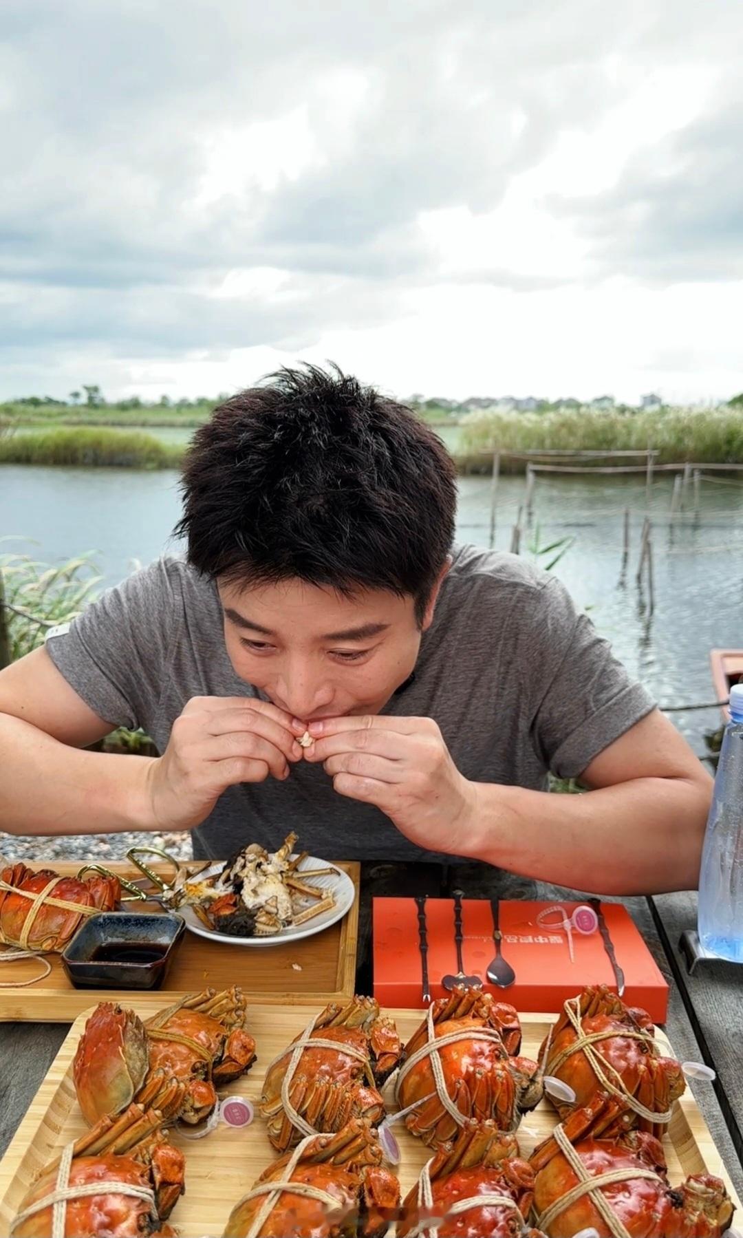 贾乃亮沉浸式吃大闸蟹 湖边赏景配肥蟹，贾乃亮沉浸式开启干饭模式，鲜香扑面而来，妥