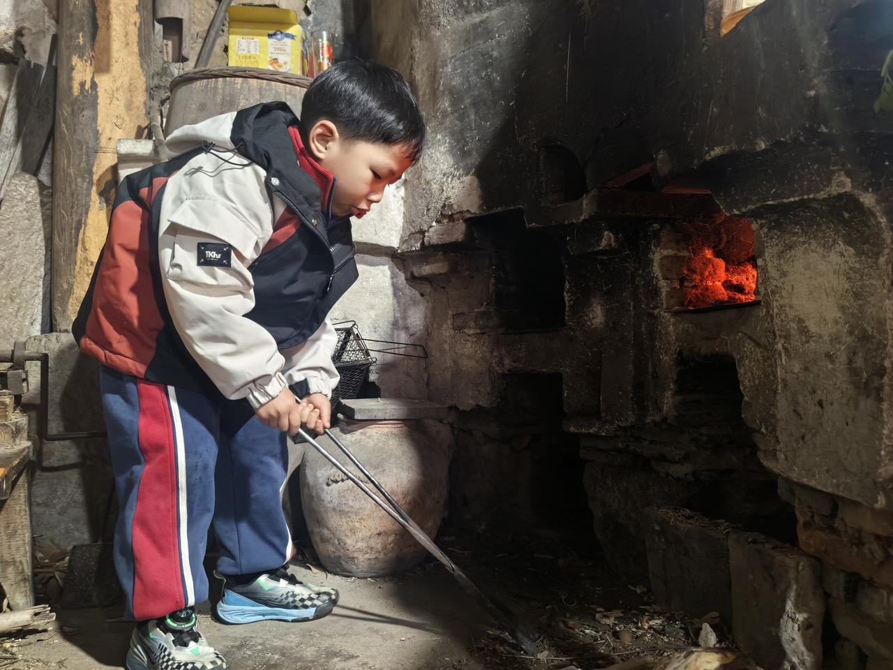 城里的孩子烧柴火灶