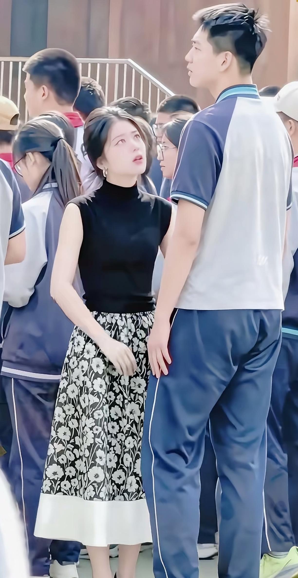 校园校服与花裙子的搭配[比心]