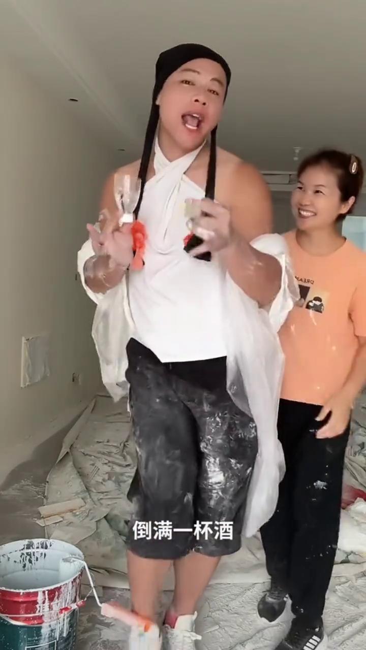 点燃一根烟，像吐出的烟圈。倒满一杯酒，你的脸像苹果般娇艳。我多么希望你不曾离去，