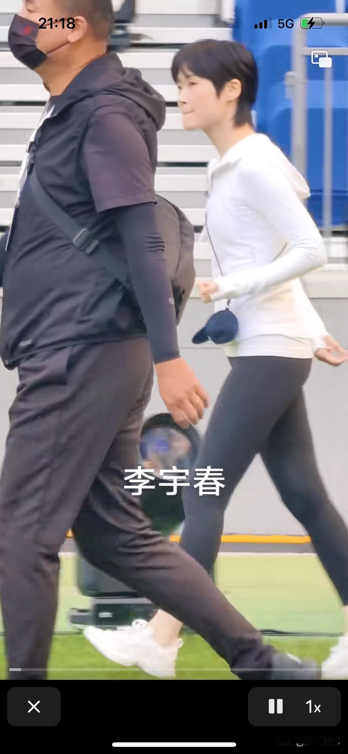 李宇春老师穿紧身裤就出席活动，遮前挡后的，好怕哪里一不小心出丑，这种大型活动就穿