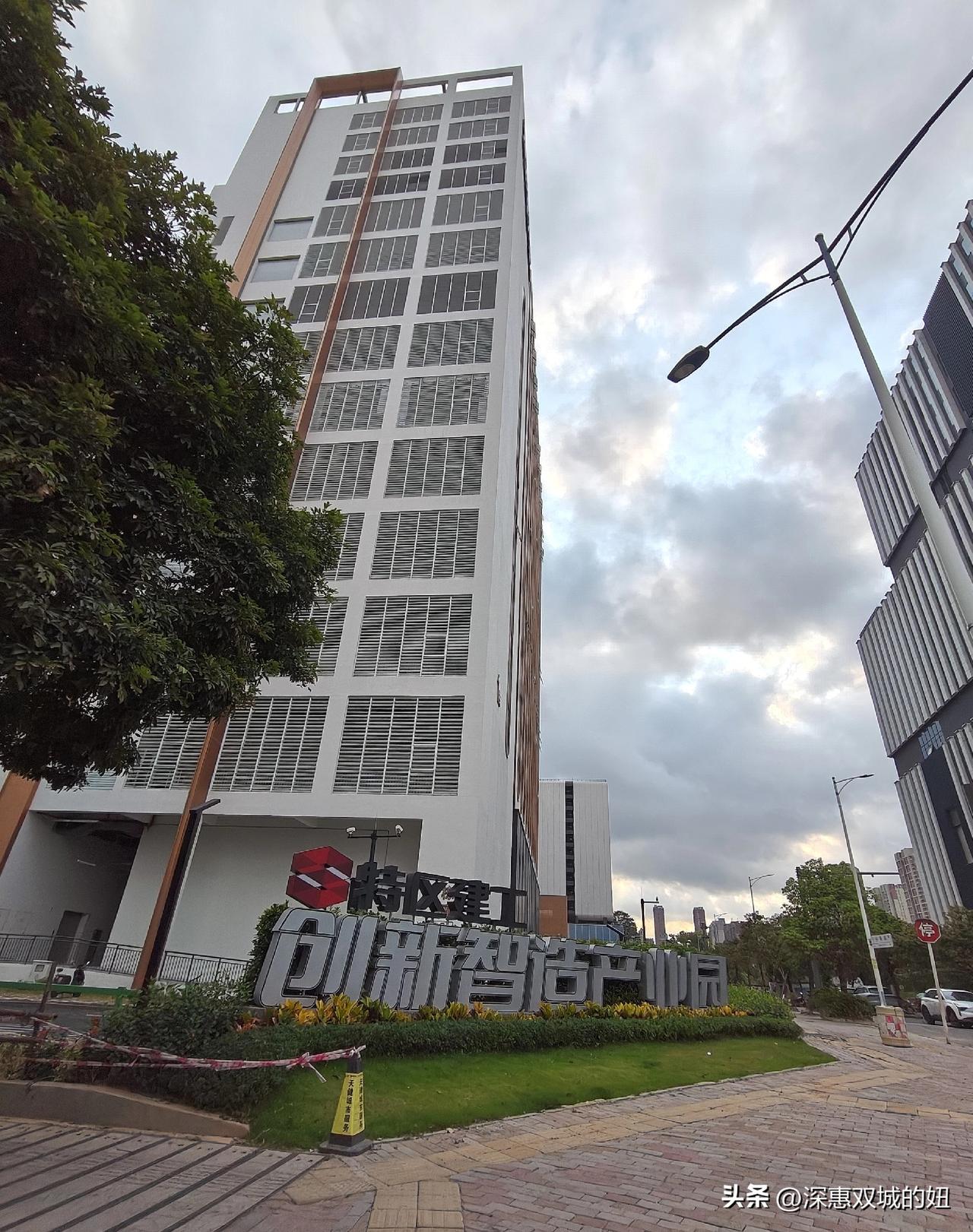 住惠州大亚湾，家门口深圳就业。
大亚湾有些邻居都在深圳坪山工作，随着坪山生物医药