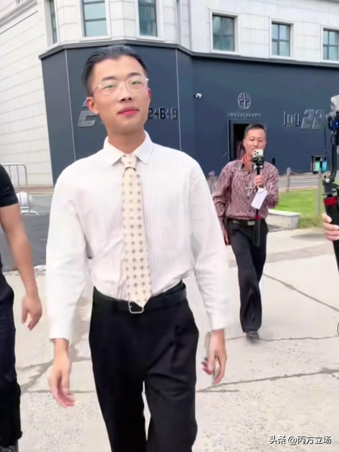 郭有才帅气程度被人们低估了，他的成功除了自身努力外，就在于他的形象气质确实很好，