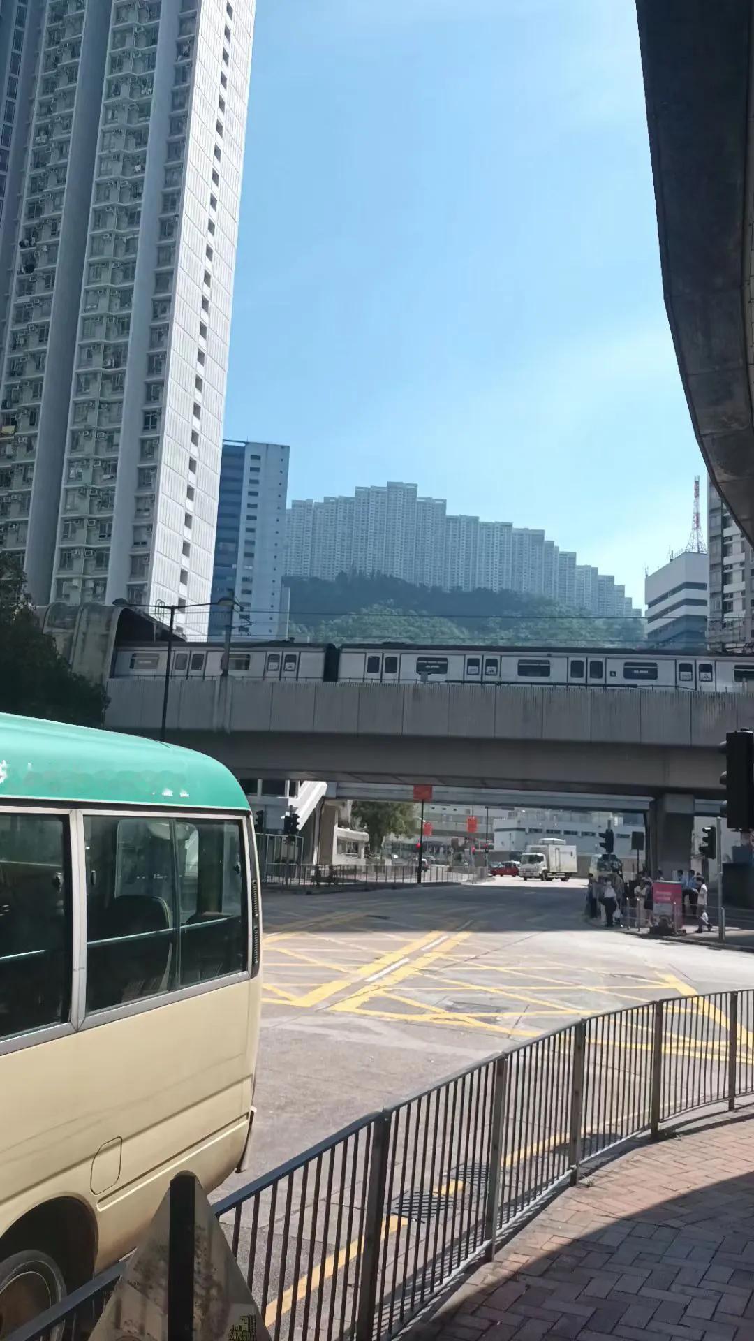 工薪者自陶之歌
周末愉快

山上山下拔地起，
​人来人往为口忙；
​有谓此处洒黄