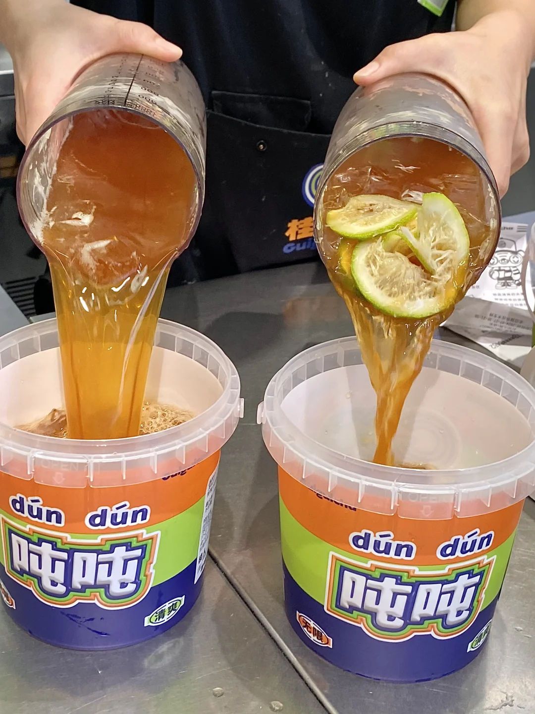 我的老天鹅…这一大桶手打柠檬茶真的好好喝！