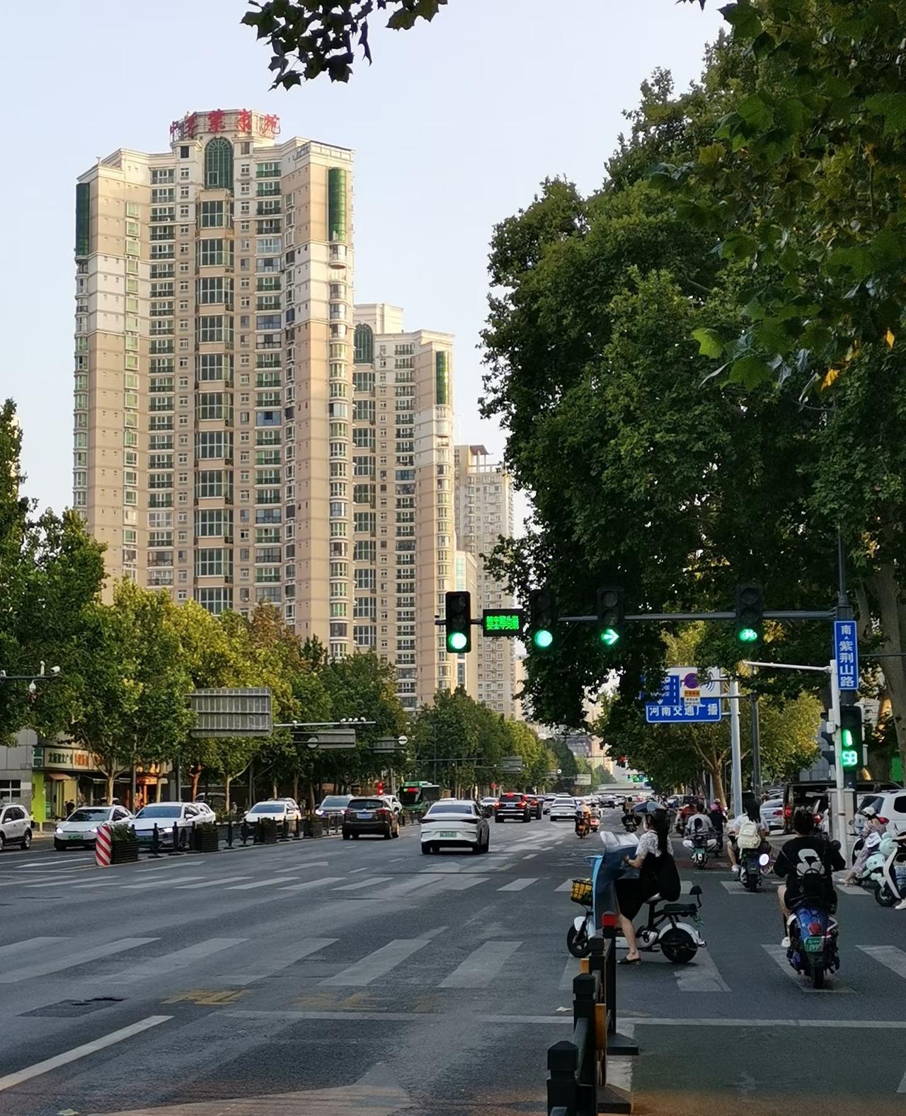 普通人改变命运的前提，是先“阻断贫困的代际传递”。

包括我在内，我觉得咱们大部