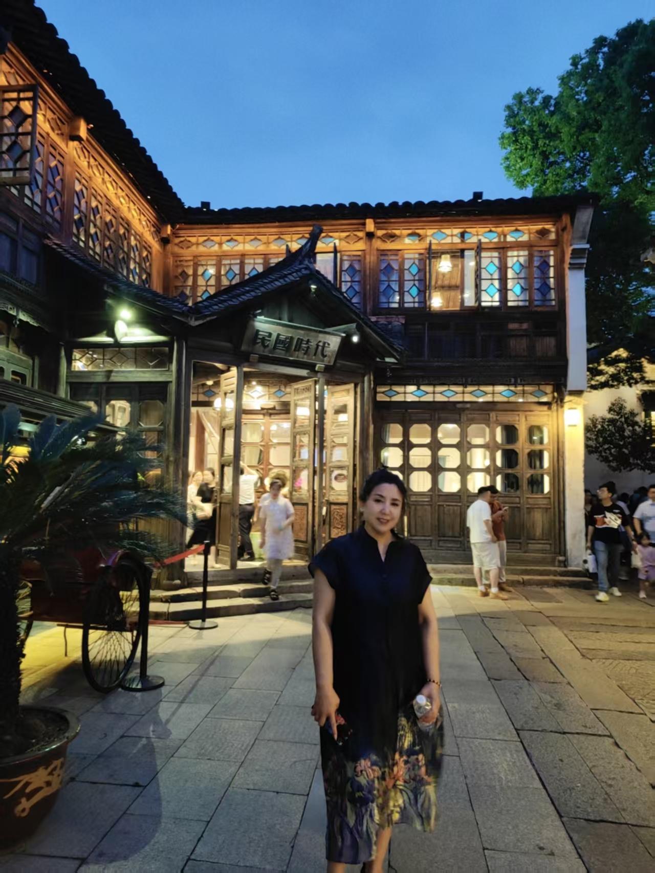 🌿乌镇夜话：一船灯火，半世温柔
 
踩着暮色走进乌镇，乌篷船摇碎了河面上的灯火