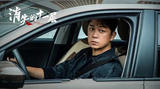 当年，潘粤明给于丹打电话：“您能帮帮我吗？我实在顶不住了。”于丹拿出一件东西，连