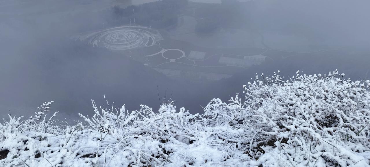 分享一张雪景图一張图太少了，要发就多发几张，这是我五月三日单人去岷县岷山顶拍的雪