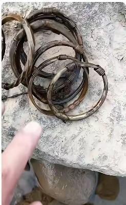 一竿下去，以为钓到大鱼，

结果甩上来一团黑乎乎的东西。

广东这位钓友当场懵了