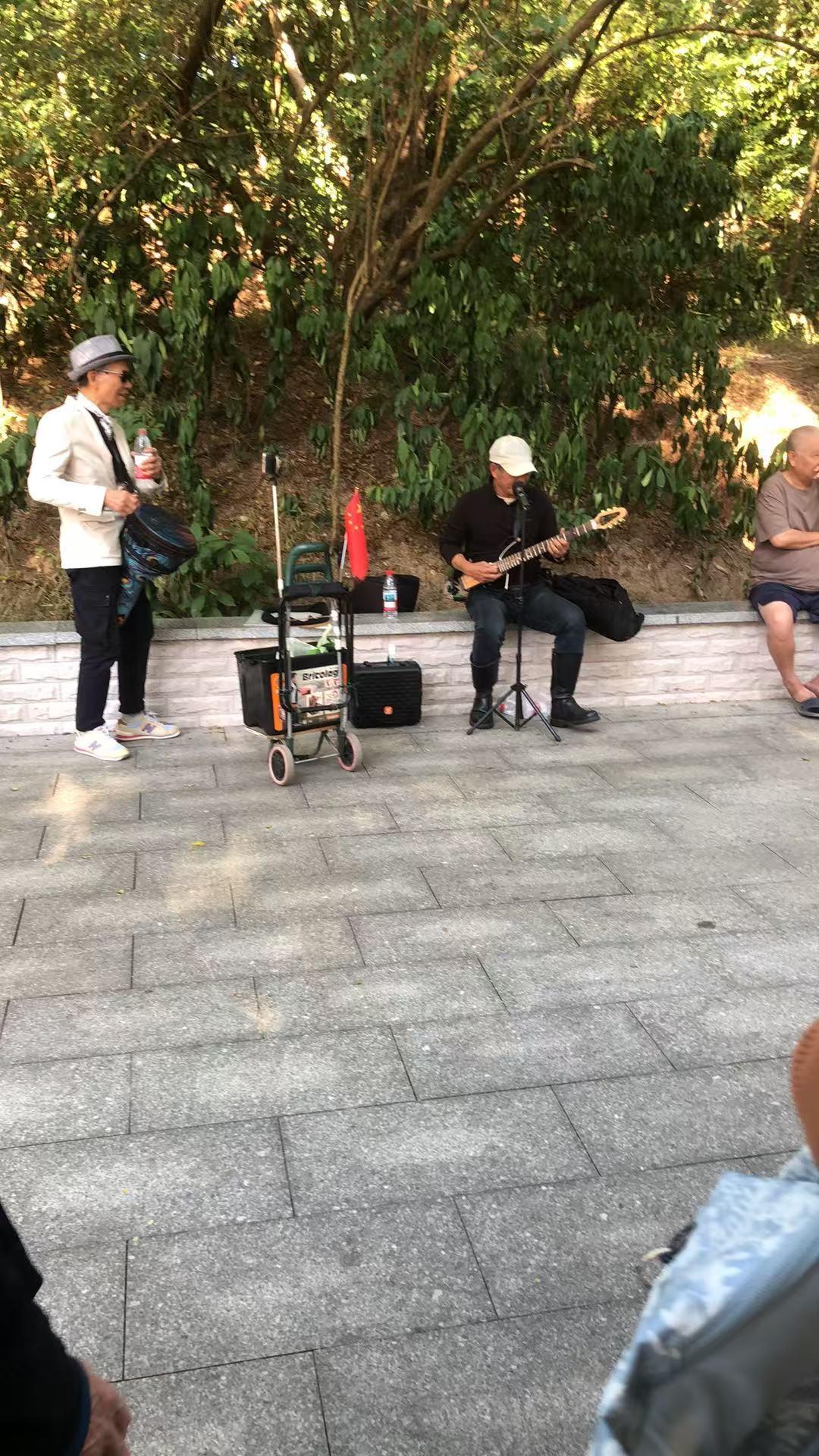分享我这周有趣的事：周日带孙子到天河公园玩，发现两个七十多的老人自弹自唱很是激动