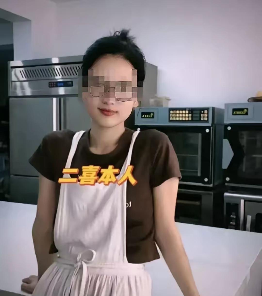 江苏启东一位33岁的甜品店老板娘，出轨店内18岁暑假工。肆意放纵，高调挑衅家人网