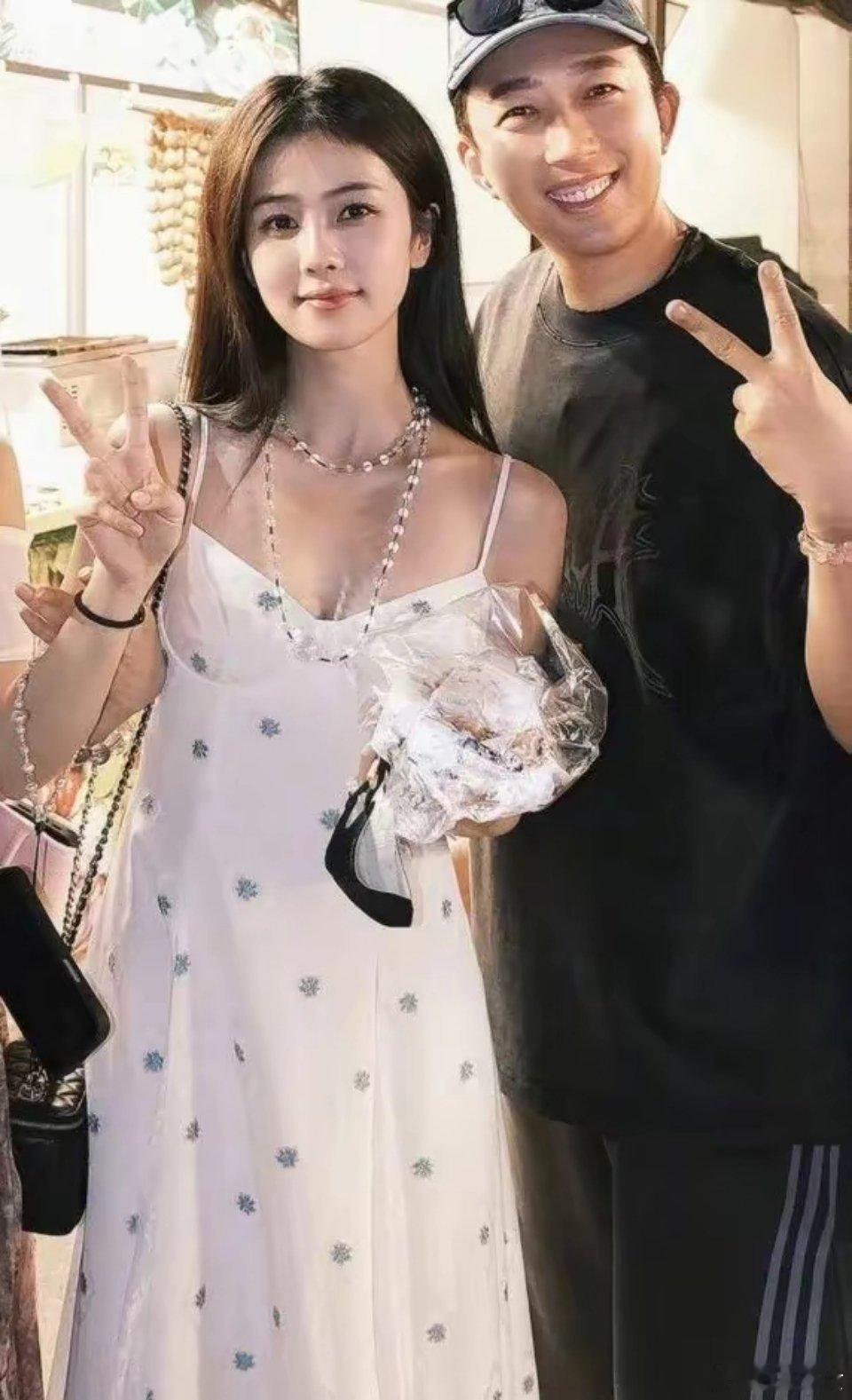 #于正白鹿合照#于正晒和白鹿合照及聚餐美食，称：“我们昨晚吃的菜，巨好吃，和粉丝