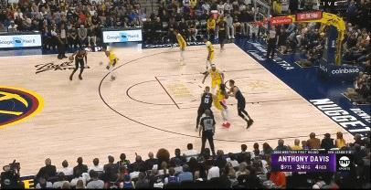 NBA赛场之约基奇首节几乎打满全场，砍下10+10+1+2。
  约基奇真的是不