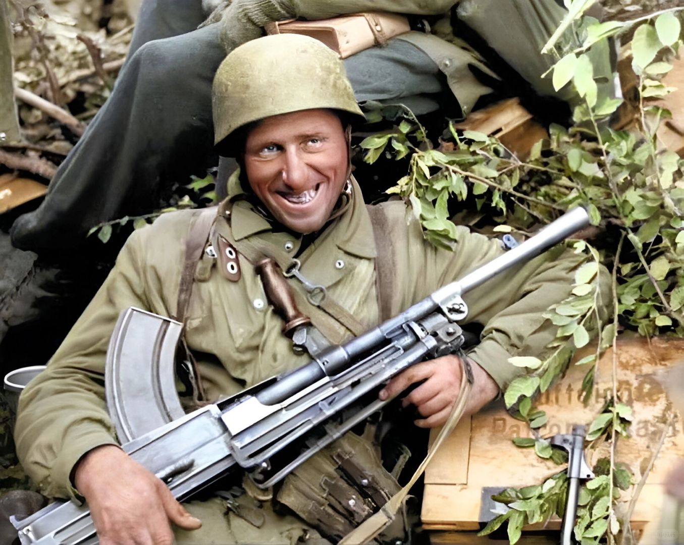 1944年1月，意大利安齐奥，德军第4伞兵师的一名士兵展示其缴获的英国“布伦”轻...