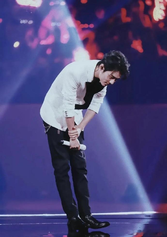 就像某档恋综里所有女嘉宾对另一半的心仪的样子比较统一的一点就是：干净这种干净就是