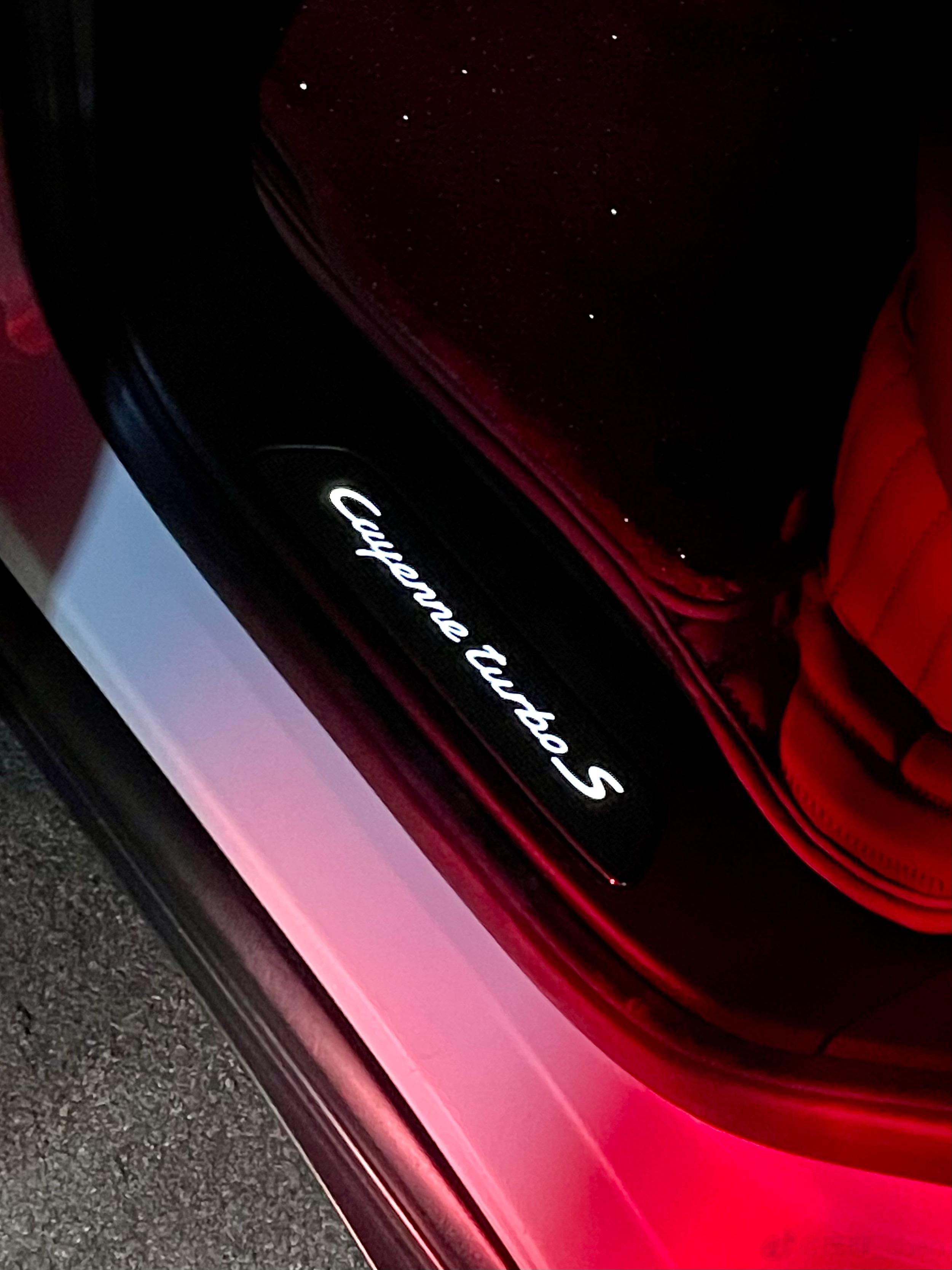 和云南好友约了个夜宵，喝了点小酒。微醺，开心。看了好友的两辆Turbo S，第二