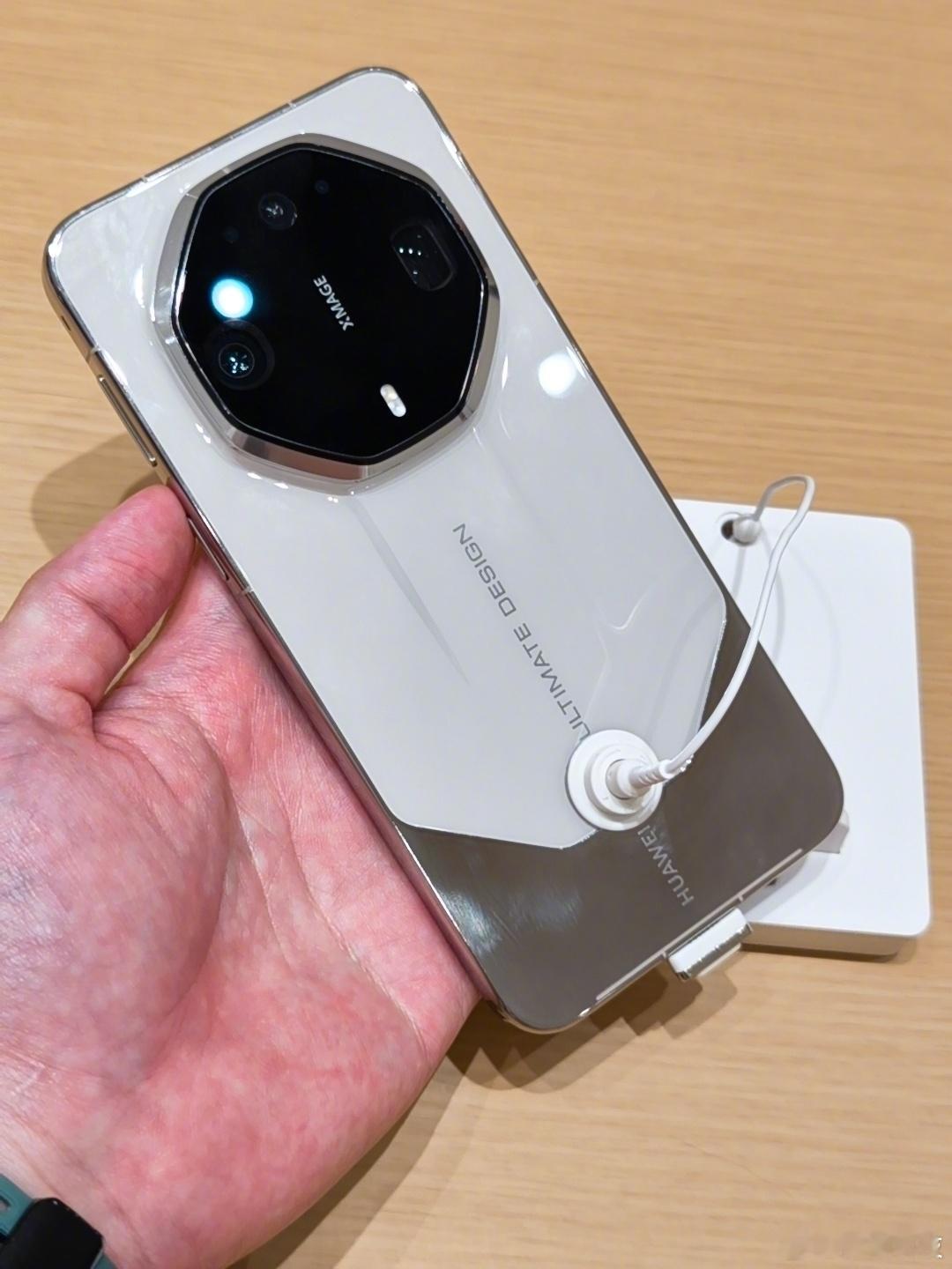 同事刚刚新鲜实拍的华为Mate90、华为Mate90 Pro、华为Mate90 