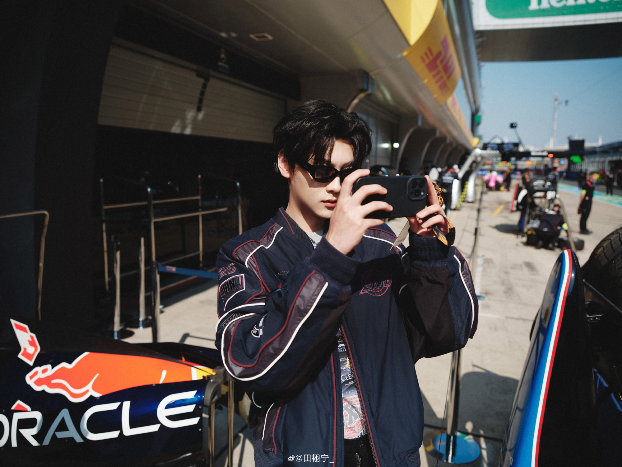 F1赛场的田栩宁 田栩宁ins更新这一组给到夯ins微博🍠营业，今天的大帅哥太