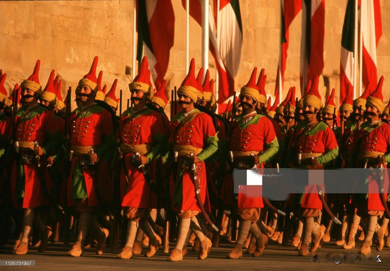 伊朗为什么打不散？

伊朗的武装，本质是“骑士团”，不是一个固定团体，也不是一个