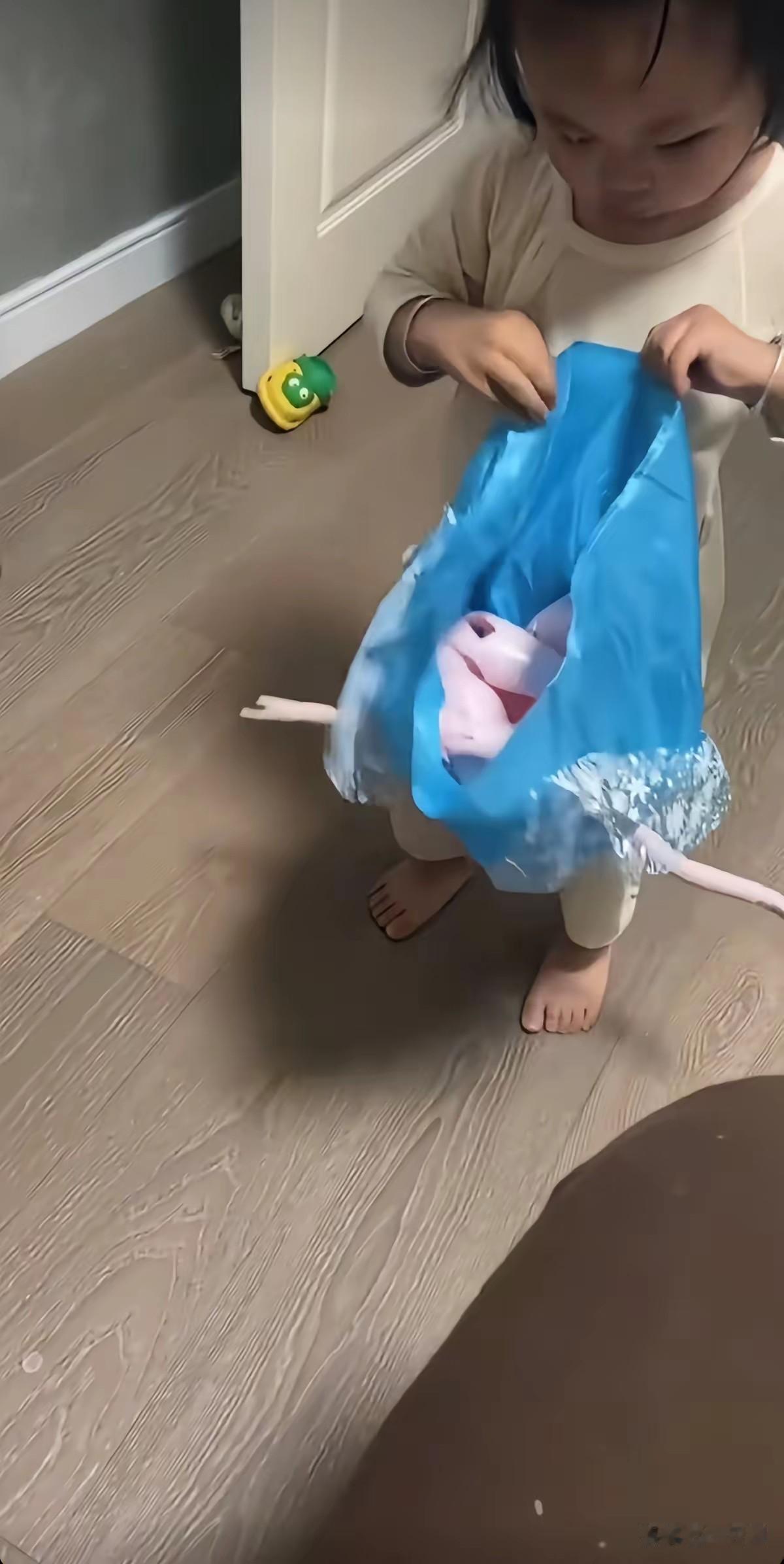 在外面弯了一整天的腰，在孩子面前直起来了。
爸爸因为工作原因心情不好，回家就摔碎