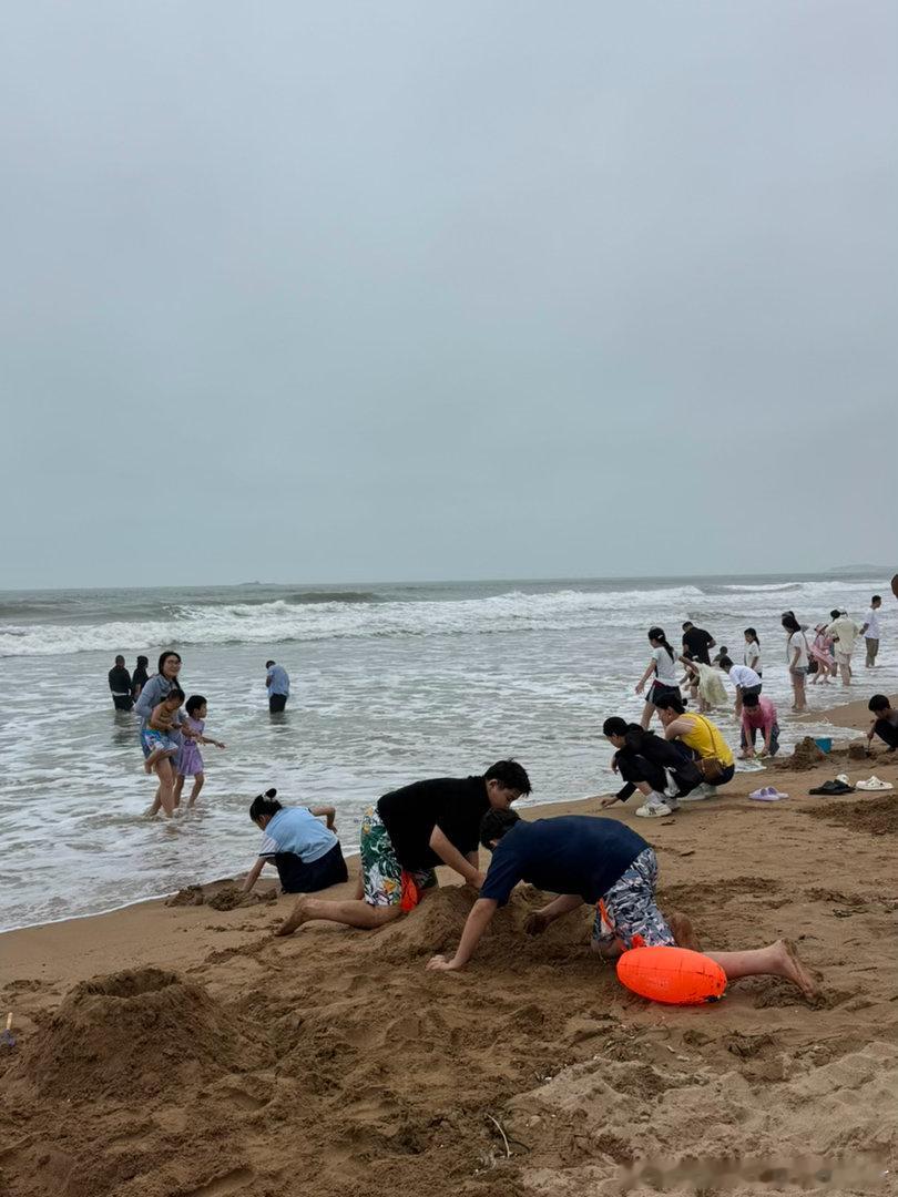 他们挖的沙坑被小小孩儿占了，老大说，嗨，小孩儿！小小孩儿抬头看到庞然大物，踉跄着