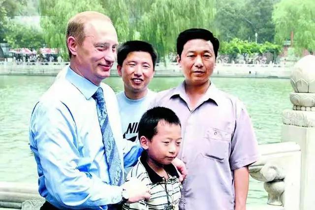 26年前邻国土地上的亲民表现，如今腰干直没有贅肉肚腩，丰采依然，而那位小男孩却蜕