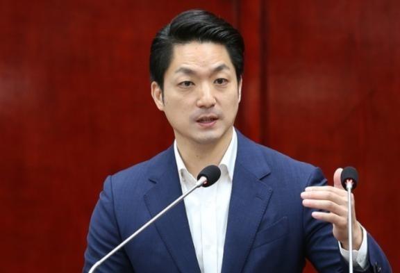 记者问蒋万安：你是台湾人还是中国人？蒋万安的回答出乎预料。他说：我是台湾人，是台